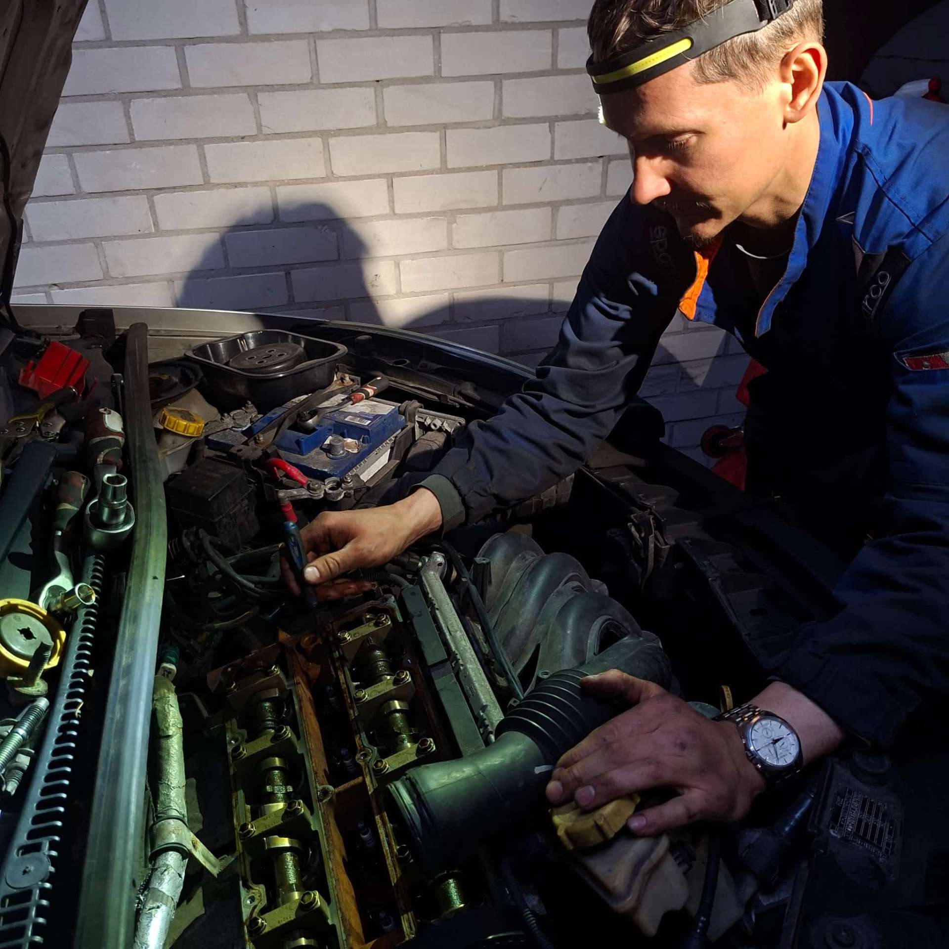 Andrei aan het werk aan een auto
